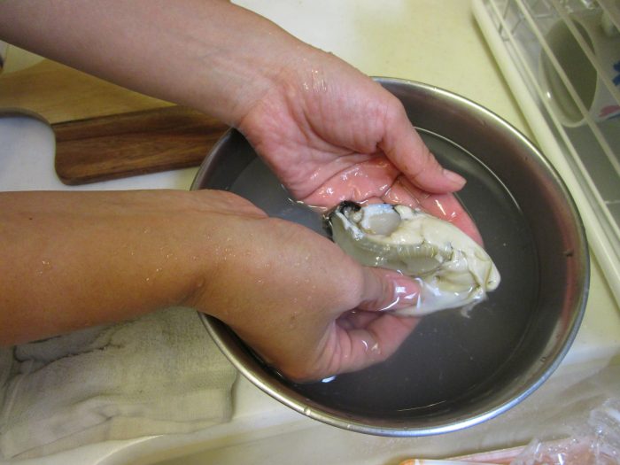 牡蠣を塩水で洗う